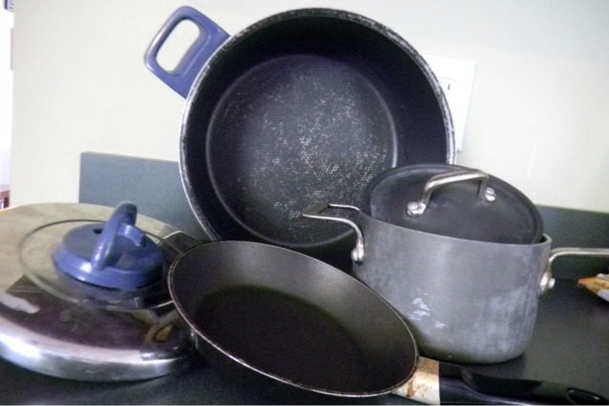 Padella annerita prima del trattamento di pulizia.