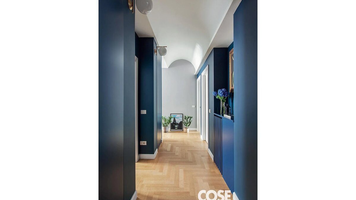 Parete decorata con carta da parati vintage in un salotto elegante.