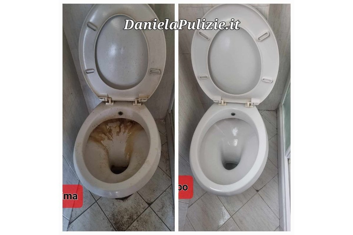 Bottiglia di aceto bianco su uno sfondo di piastrelle del bagno.