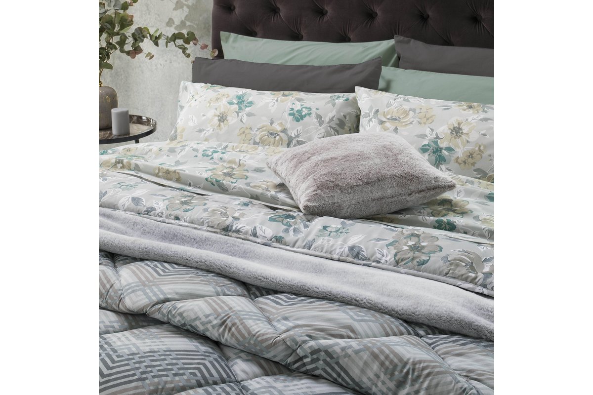 Biancheria da letto appesa all'aperto su un filo invernale innevato.