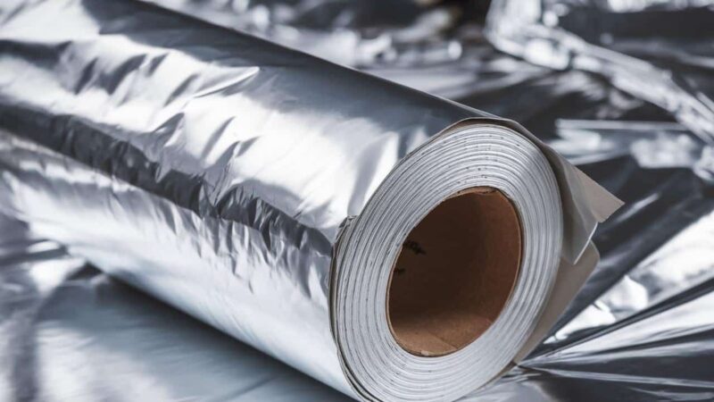 Foglio di carta stagnola incollato su una parete bianca