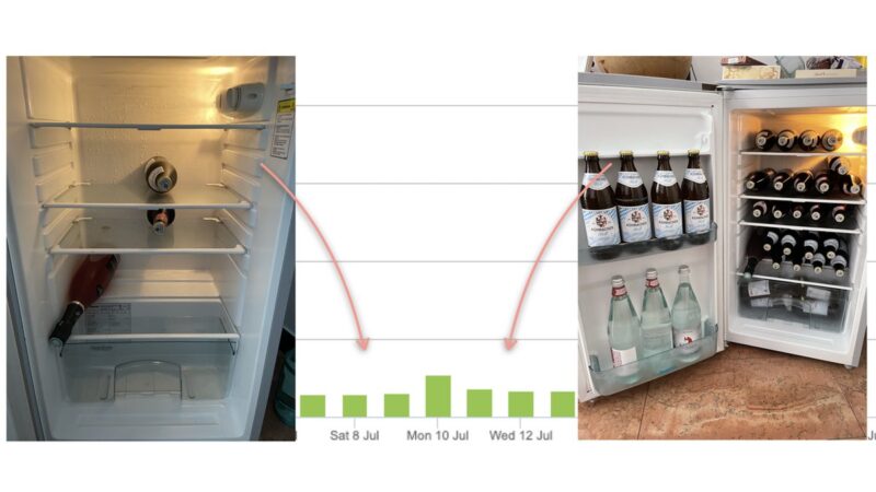 Frigorifero pieno di alimenti organizzati su diversi ripiani