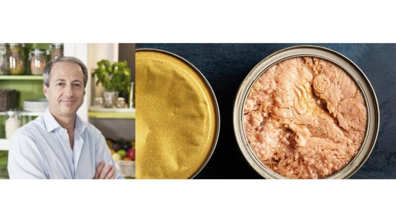 Ingredienti freschi per paté fatti in casa su un tagliere di legno.