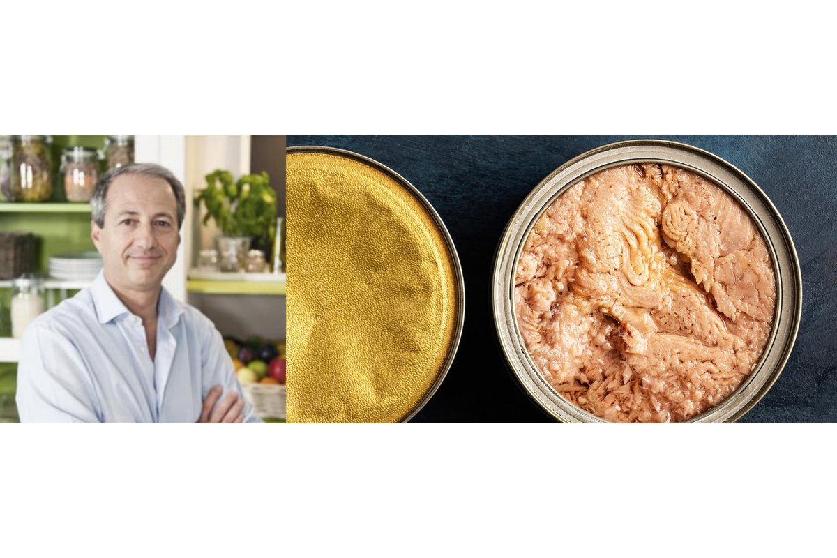 Ingredienti freschi per paté fatti in casa su un tagliere di legno.