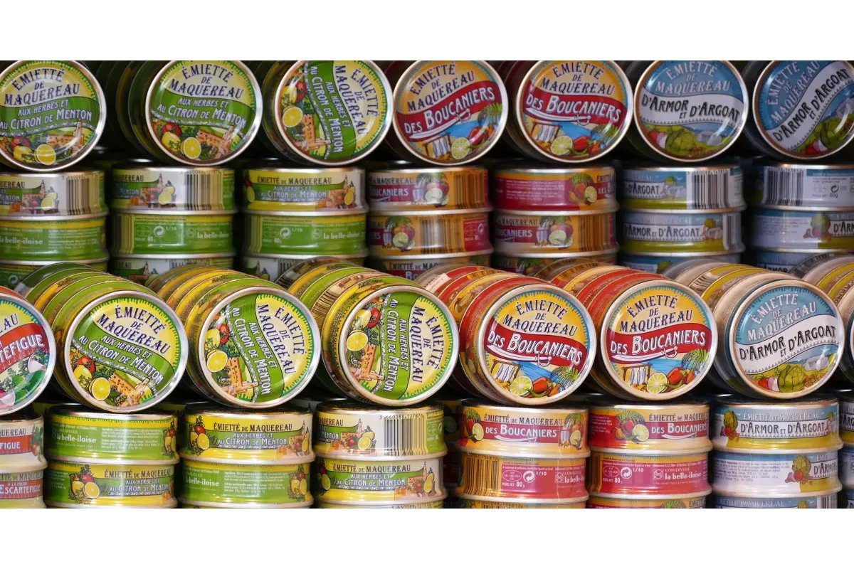 Ingredienti freschi per preparare paté fatto in casa su un tagliere di legno.