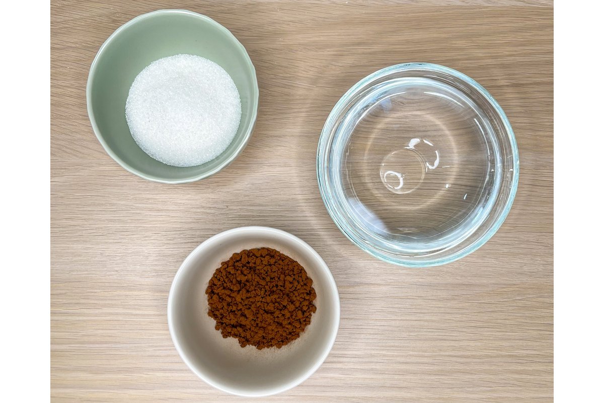 Una ciotola con una miscela fatta in casa per attirare le mosche.