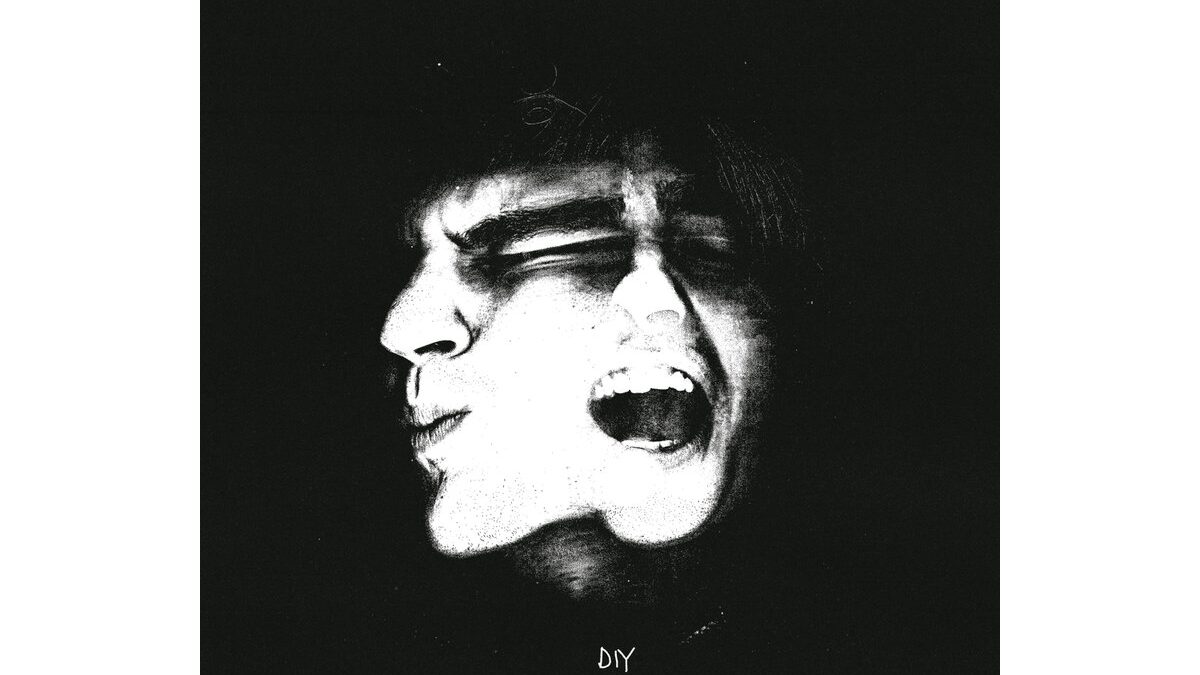 Persona che cerca di ricordare un nome mentre guarda una lista di contatti.