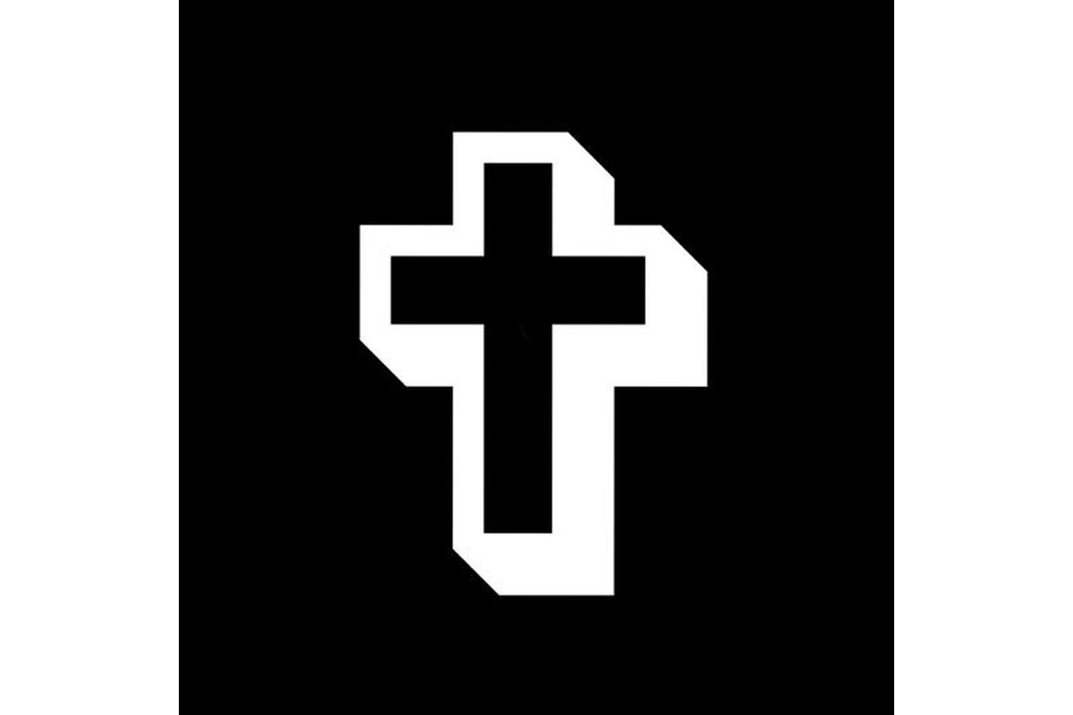 Persona che cerca di ricordare un nome durante una conversazione.