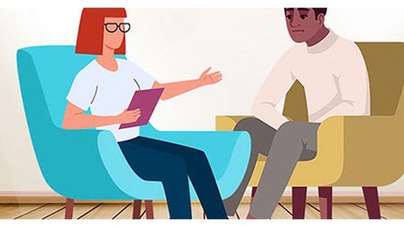 Persona che riceve un complimento inaspettato e sorride con imbarazzo.