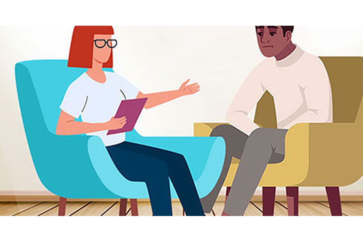 Persona serena che cammina in un campo aperto al tramonto.