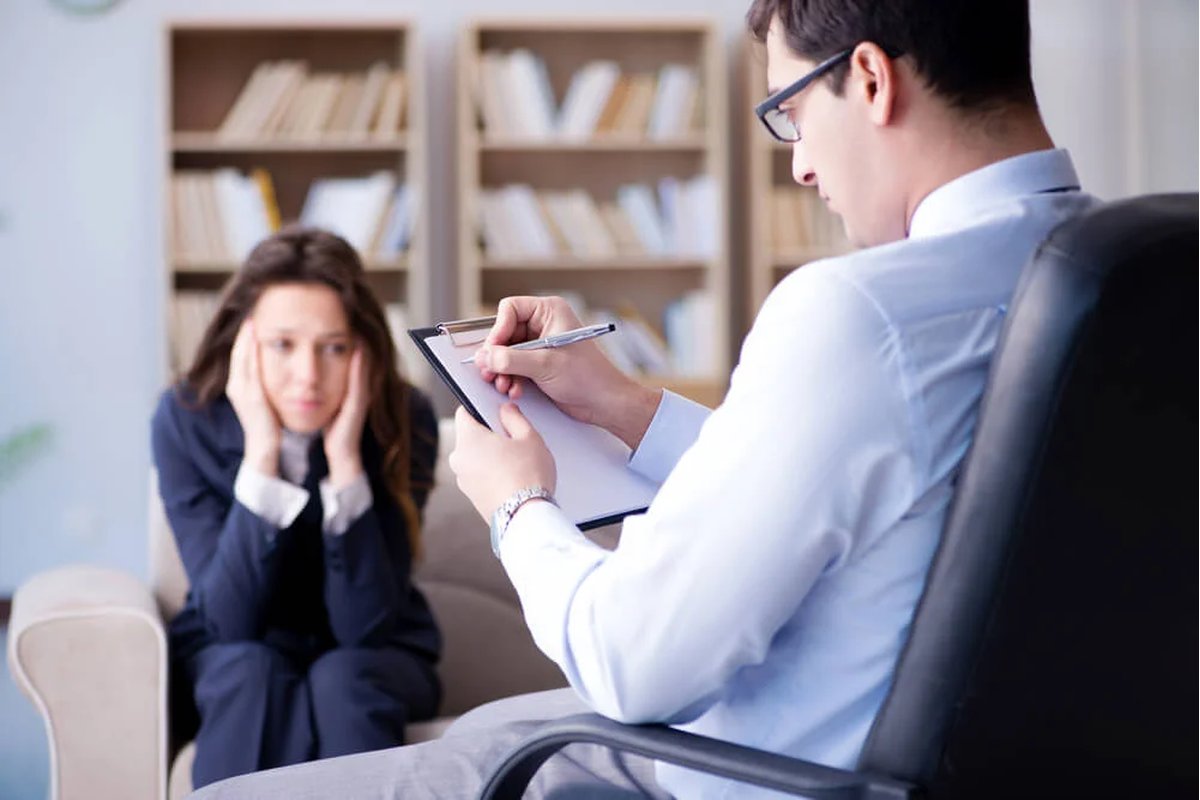 Persona che ignora complimenti non sinceri durante una conversazione.