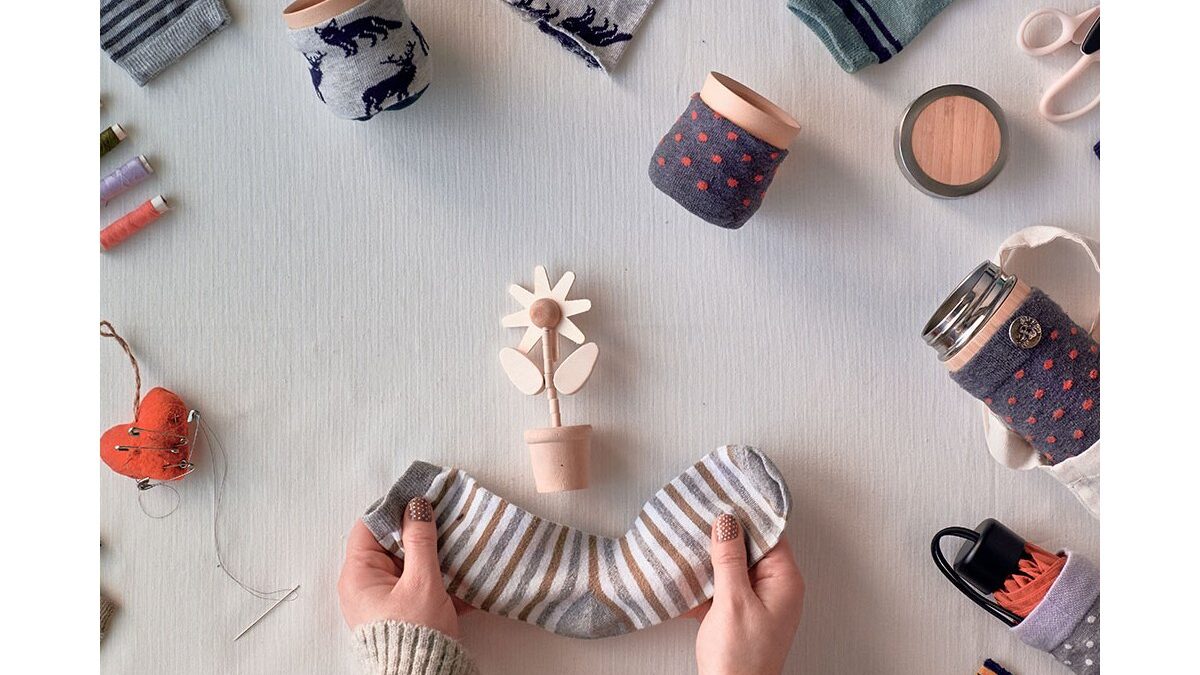 Spazzolini da denti vecchi trasformati in un colorato bouquet decorativo.