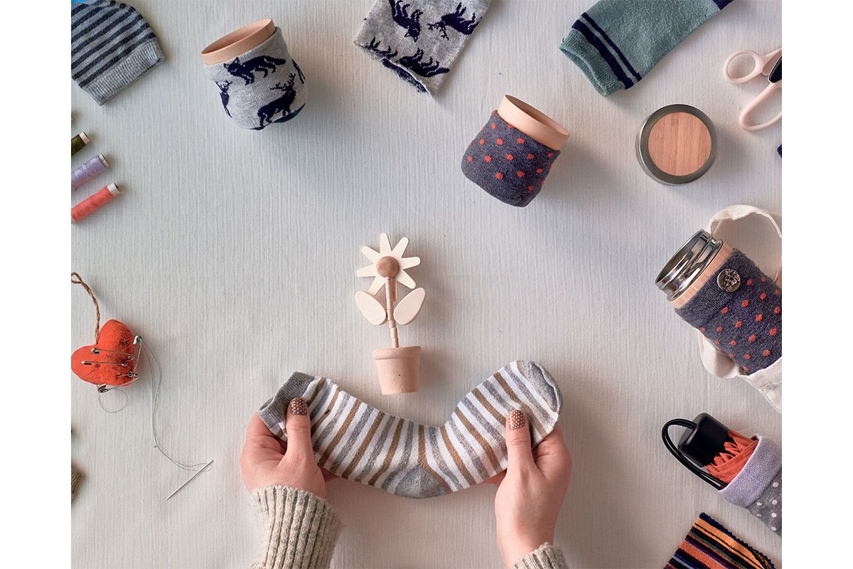 Spazzolini da denti vecchi trasformati in un colorato bouquet decorativo.