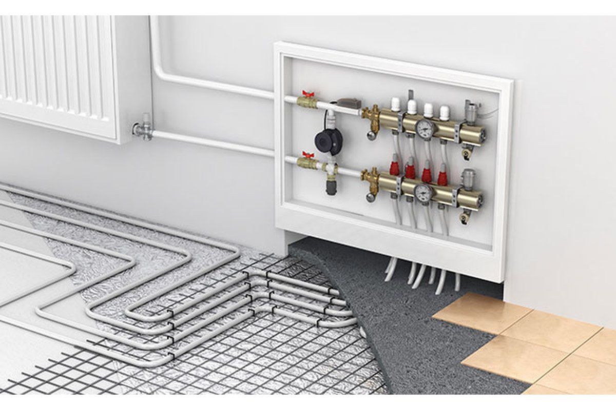 Termostato digitale con temperatura impostata su 18 gradi.
