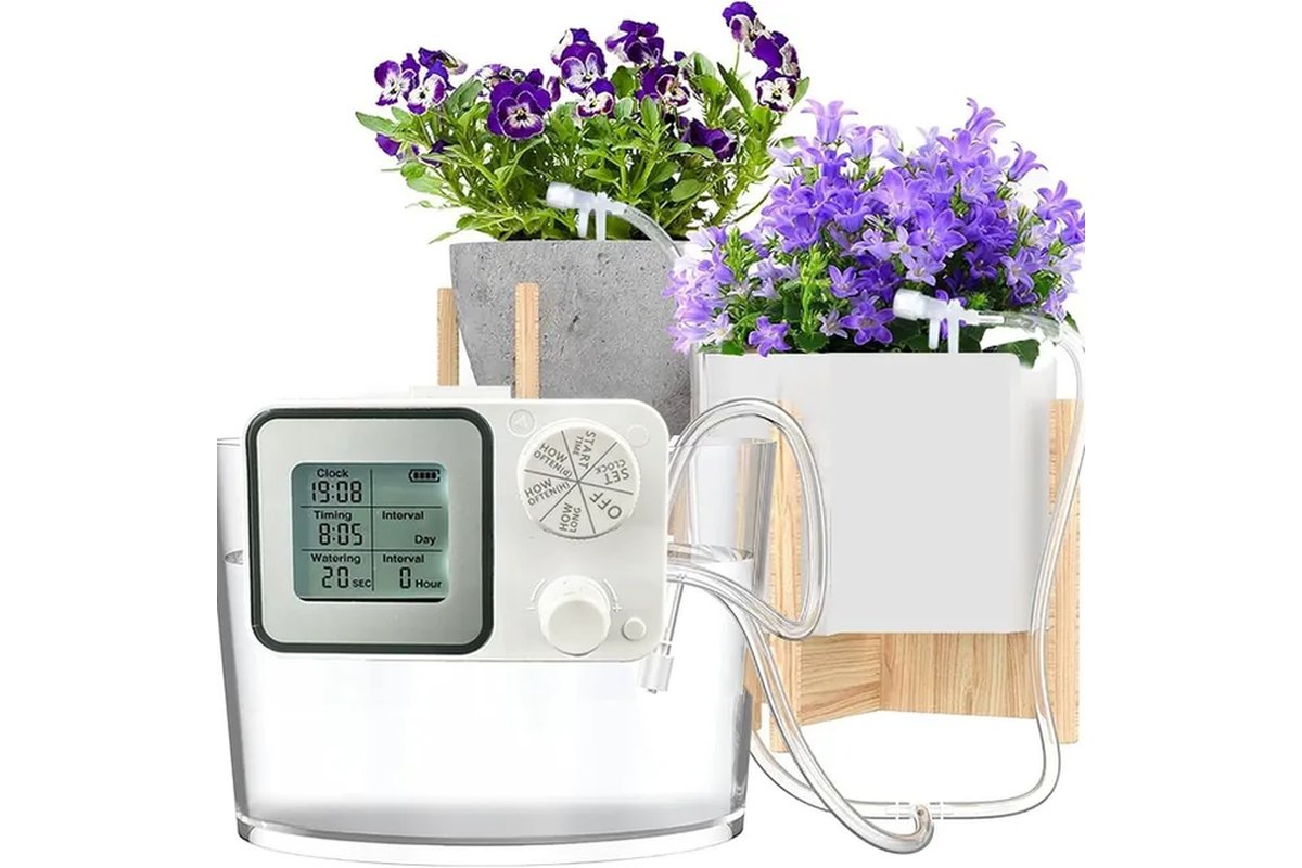 Sistema di irrigazione a goccia montato in un giardino con piante verdi.