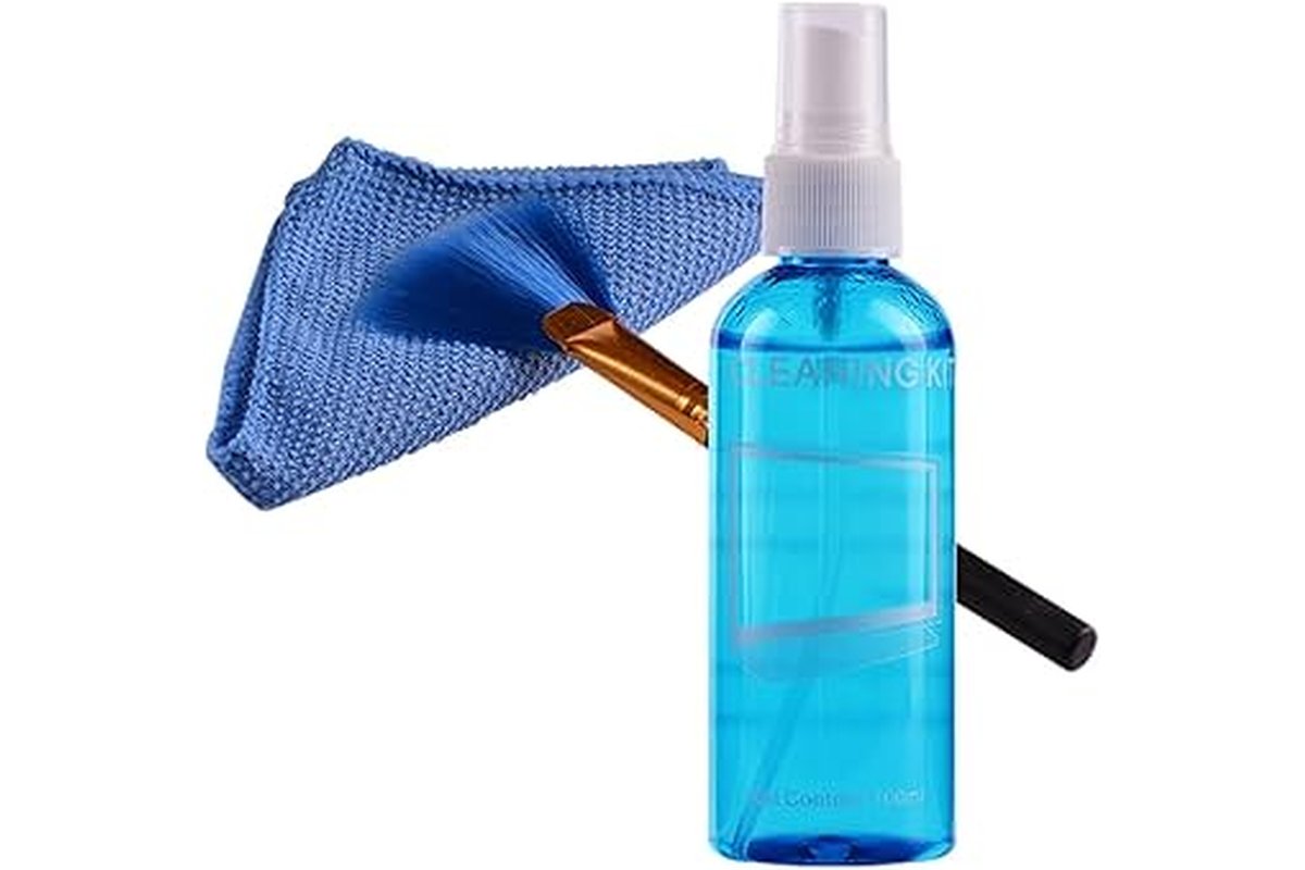 Persona pulisce schermo computer con panno in microfibra, evitando spruzzi diretti.