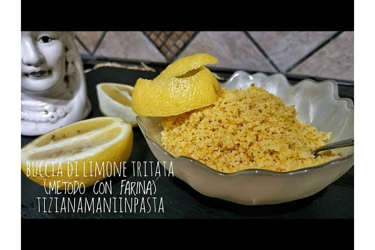 Buccia di limone e prezzemolo su un tagliere di legno.