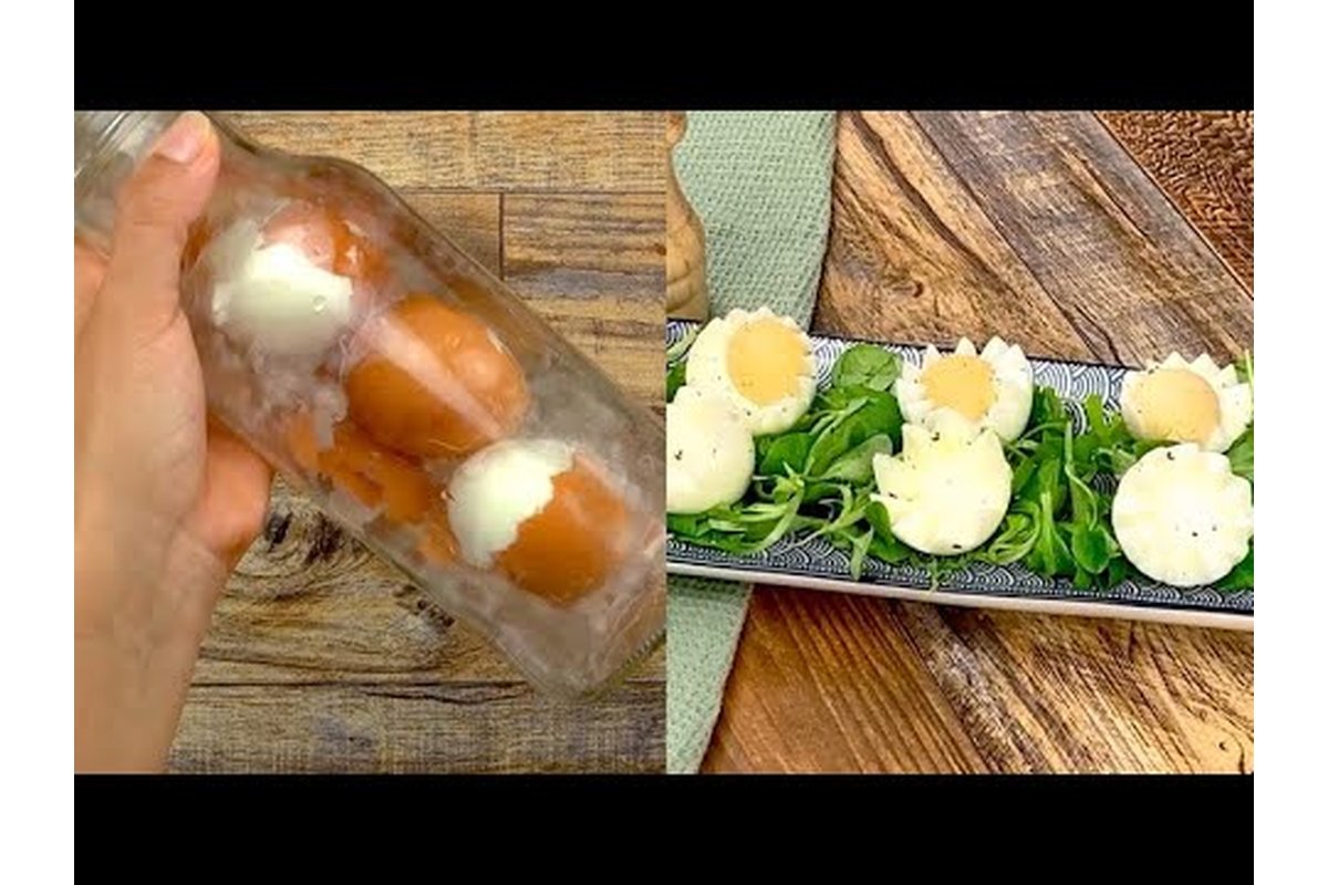 Uova sode immerse in acqua fredda con cubetti di ghiaccio.