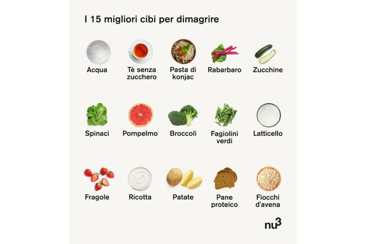 Verdure fresche su un tagliere in cucina