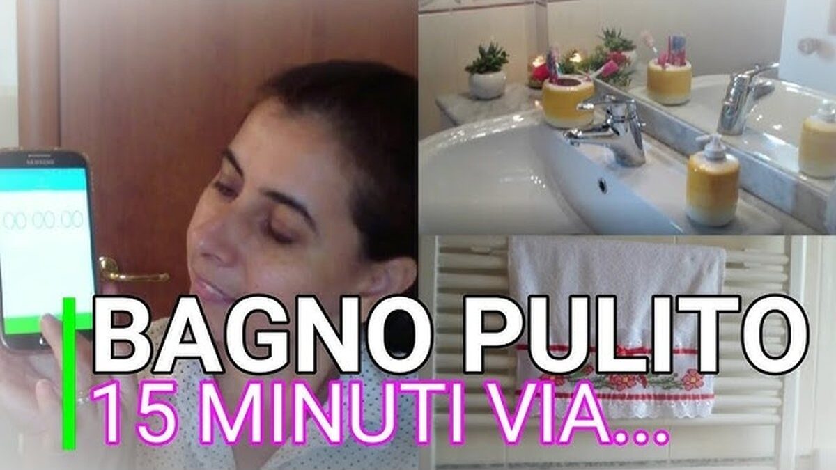 Un bagno pulito e ordinato con prodotti per la pulizia sul lavandino.