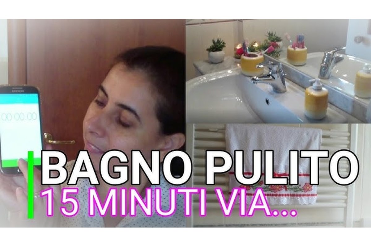 Un bagno pulito e ordinato con prodotti per la pulizia sul lavandino.