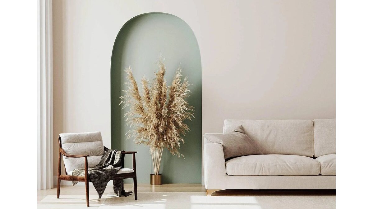 Parete con rivestimento in legno chiaro in un soggiorno moderno.