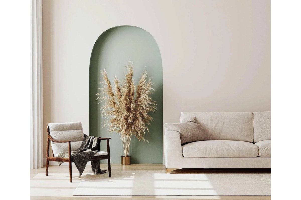 Parete con rivestimento in legno chiaro in un soggiorno moderno.